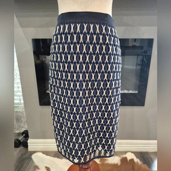 TORY BURCH Skirt Size 4, Elegant Navy and White Patterned Skirt - Picture 2 of 7